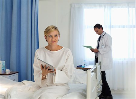 Patient using tablet computer in hospital room Photographie de stock - Premium Libres de Droits, Code: 6113-06908285