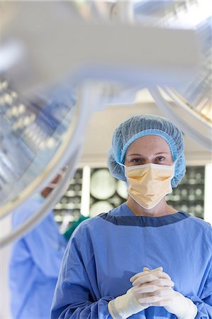 portrait rubber gloves - Surgeon standing in operating room Photographie de stock - Premium Libres de Droits, Code: 6113-06908204