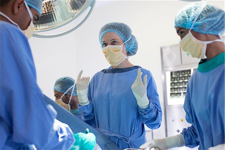 Surgeons talking in operating room Photographie de stock - Premium Libres de Droits, Code: 6113-06908225