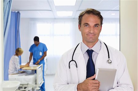 Doctor carrying tablet computer in hospital Foto de stock - Sin royalties Premium, Código: 6113-06908230