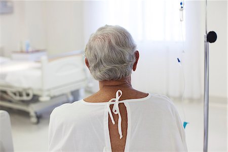 recuperación - Older patient wearing gown in hospital room Foto de stock - Sin royalties Premium, Código: 6113-06908237