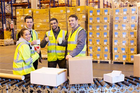 recevant - Workers drinking coffee in warehouse Photographie de stock - Premium Libres de Droits, Code: 6113-06908392