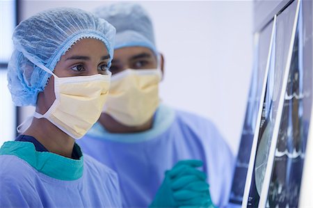 diagnostisch - Surgeons examining x-rays in hospital room Stockbilder - Premium RF Lizenzfrei, Bildnummer: 6113-06908300