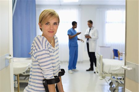 simsearch:6113-08521505,k - Patient using crutches in hospital room Stock Photo - Premium Royalty-Free, Code: 6113-06908302