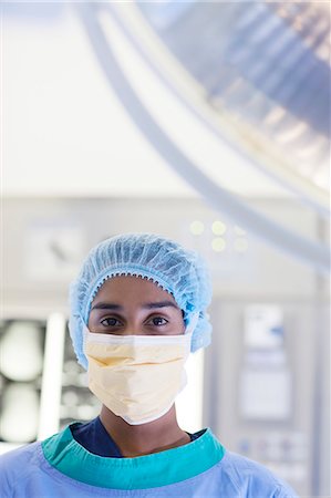 doctor close serious - Surgeon standing in operating room Stock Photo - Premium Royalty-Free, Code: 6113-06908325