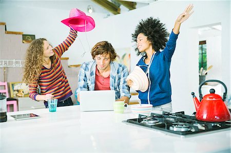 Friends playing in kitchen Foto de stock - Sin royalties Premium, Código: 6113-06908498