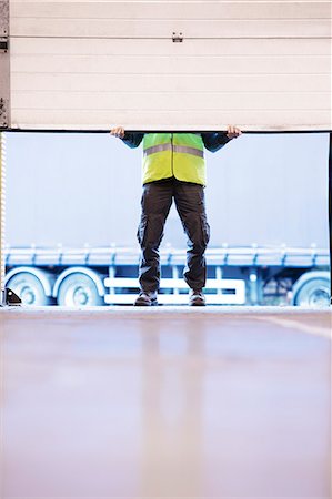 piso (superficie) - Worker lifting door in warehouse Foto de stock - Sin royalties Premium, Código: 6113-06908412