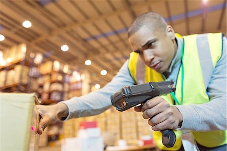 scanning - Worker scanning boxes in warehouse Foto de stock - Sin royalties Premium, Código: 6113-06908417