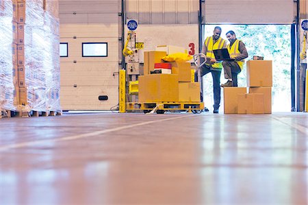 Workers checking boxes in warehouse Photographie de stock - Premium Libres de Droits, Code: 6113-06908427