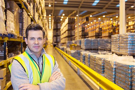 Worker smiling in warehouse Foto de stock - Sin royalties Premium, Código: 6113-06908432