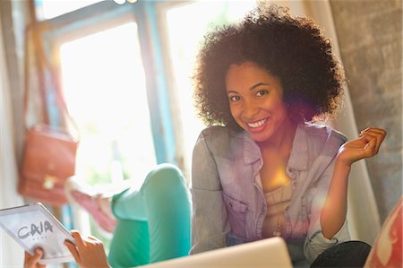 people hanging out - Woman smiling in bedroom Foto de stock - Sin royalties Premium, Código: 6113-06908586