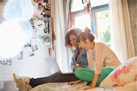 people connect to computer - Women using laptop together in bedroom Stock Photo - Premium Royalty-Free, Code: 6113-06908591