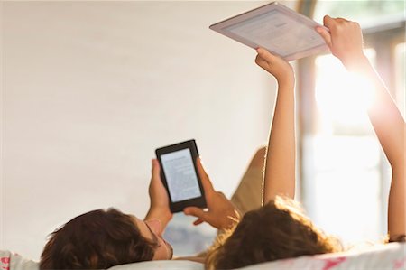 Couple using tablet computers in bed Photographie de stock - Premium Libres de Droits, Code: 6113-06908519