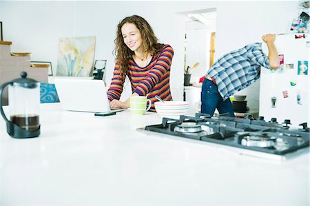 searching - Woman using laptop at breakfast Foto de stock - Sin royalties Premium, Código: 6113-06908522