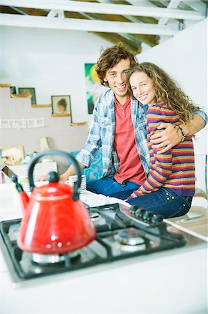 fourneau de cuisine - Couple hugging in kitchen Photographie de stock - Premium Libres de Droits, Code: 6113-06908661