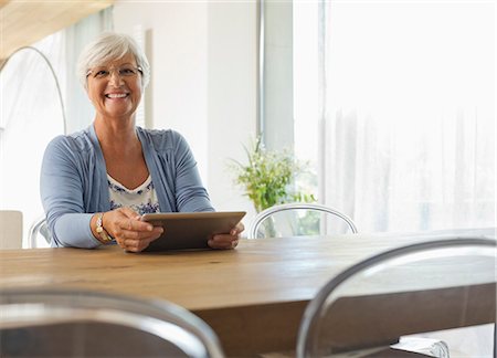 simsearch:649-06716675,k - Older woman using tablet computer at table Photographie de stock - Premium Libres de Droits, Code: 6113-06908688