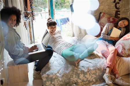 Women relaxing together in bedroom Foto de stock - Royalty Free Premium, Número: 6113-06908603