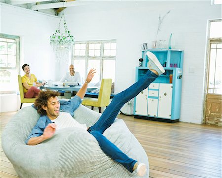 sauter - Man jumping into beanbag chair Photographie de stock - Premium Libres de Droits, Code: 6113-06908620