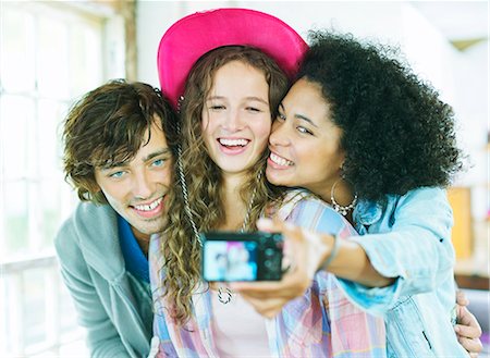 drei personen - Friends taking picture together indoors Photographie de stock - Premium Libres de Droits, Code: 6113-06908621