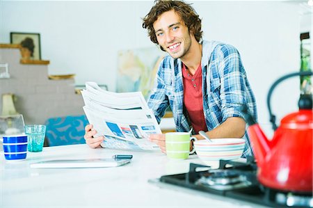 Man reading newspaper in kitchen Foto de stock - Sin royalties Premium, Código: 6113-06908624