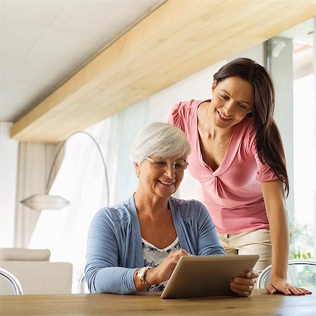 senior with computer - Mother and daughter using tablet computer Foto de stock - Sin royalties Premium, Código: 6113-06908827