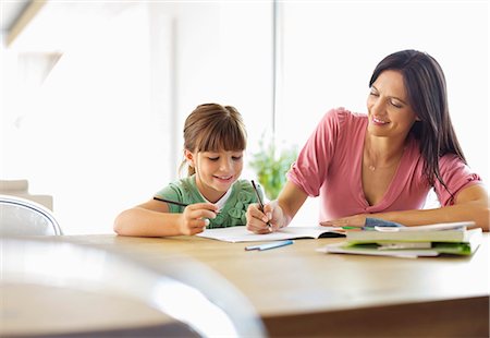 estudiando - Mother helping daughter with homework Foto de stock - Sin royalties Premium, Código: 6113-06908838