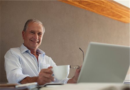 simsearch:6113-06908839,k - Older man having cup of coffee at desk Foto de stock - Sin royalties Premium, Código: 6113-06908839