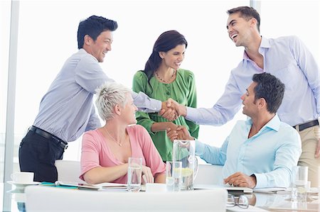 Business people shaking hands in meeting Photographie de stock - Premium Libres de Droits, Code: 6113-06908944