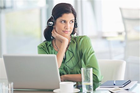 simsearch:6113-06908970,k - Businesswoman wearing headphones at desk Photographie de stock - Premium Libres de Droits, Code: 6113-06908928