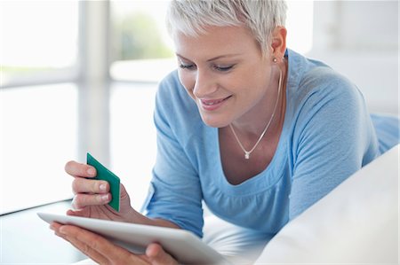 Woman shopping online with tablet computer Foto de stock - Sin royalties Premium, Código: 6113-06909045