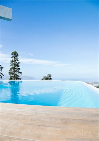 piscina desbordante - Infinity pool overlooking hillside Foto de stock - Sin royalties Premium, Código: 6113-06909059