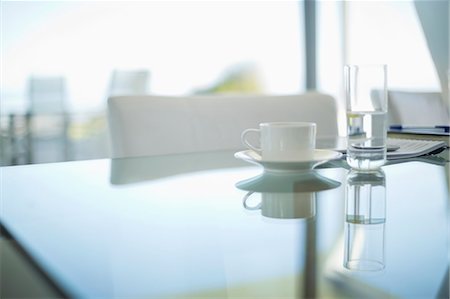 Coffee cup and water glass on meeting table Foto de stock - Sin royalties Premium, Código: 6113-06909061