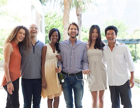 Friends smiling together outdoors Photographie de stock - Premium Libres de Droits, Code: 6113-06909093