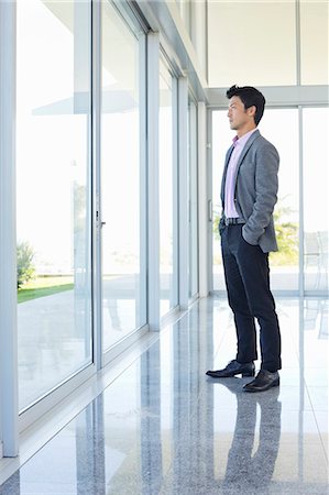 sencillo - Businessman standing at office window Photographie de stock - Premium Libres de Droits, Code: 6113-06909034