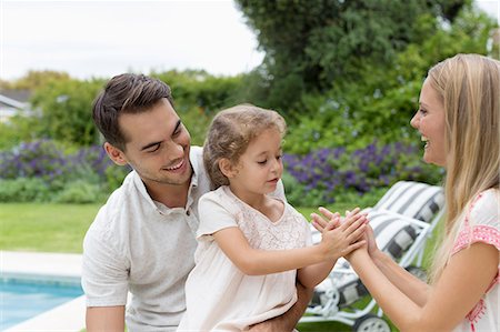 Family playing together in backyard Photographie de stock - Premium Libres de Droits, Code: 6113-06909361