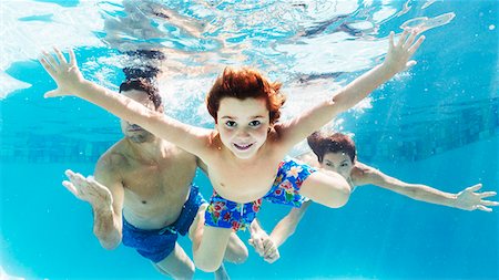 portrait of a boy underwater - Family swimming in pool Foto de stock - Sin royalties Premium, Código: 6113-06909377