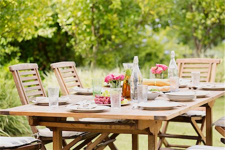 service de table - Set table in backyard Photographie de stock - Premium Libres de Droits, Code: 6113-06909399