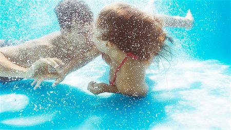 simsearch:6113-07147423,k - Couple kissing in swimming pool Foto de stock - Royalty Free Premium, Número: 6113-06909329