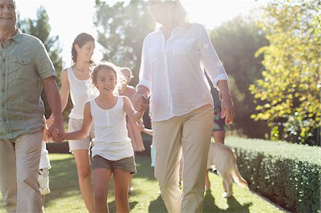 seniors couple with kids - Family walking together in backyard Photographie de stock - Premium Libres de Droits, Code: 6113-06909335