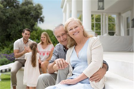 Older couple smiling on porch Foto de stock - Sin royalties Premium, Código: 6113-06909447