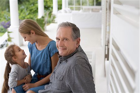 Older man smiling on porch Photographie de stock - Premium Libres de Droits, Code: 6113-06909459