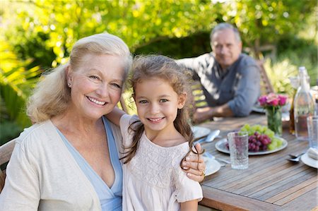 Older woman and granddaughter smiling outdoors Photographie de stock - Premium Libres de Droits, Code: 6113-06909462