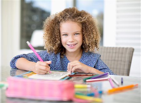 Girl coloring at table Foto de stock - Sin royalties Premium, Código: 6113-06909403