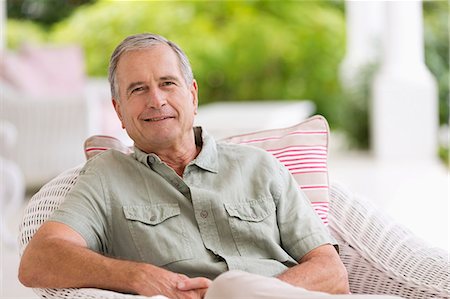 Older man sitting in armchair outdoors Photographie de stock - Premium Libres de Droits, Code: 6113-06909407