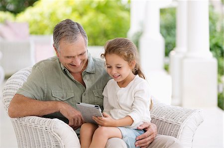 Older man and granddaughter using tablet computer Photographie de stock - Premium Libres de Droits, Code: 6113-06909419