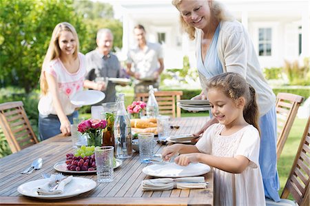 Family setting table outdoors Stockbilder - Premium RF Lizenzfrei, Bildnummer: 6113-06909420