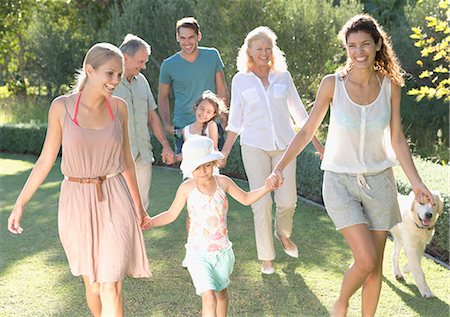 Family walking together in backyard Foto de stock - Sin royalties Premium, Código: 6113-06909431