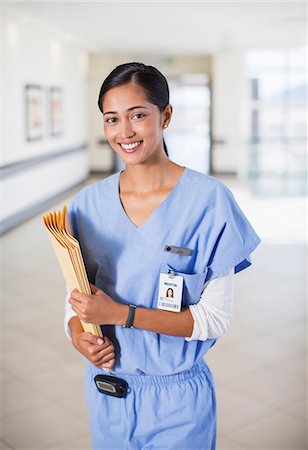single file - Portrait of smiling nurse with folders in hospital corridor Foto de stock - Sin royalties Premium, Código: 6113-07146745