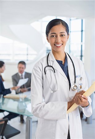 Portrait of smiling doctor in meeting Foto de stock - Sin royalties Premium, Código: 6113-07146795