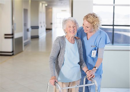 recuperación - Nurse helping senior patient with walker in hospital corridor Foto de stock - Sin royalties Premium, Código: 6113-07146704